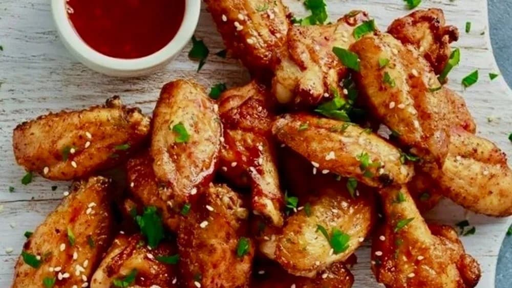 Ropogós csirkeszárny chilis szósszal, sült burgonyával