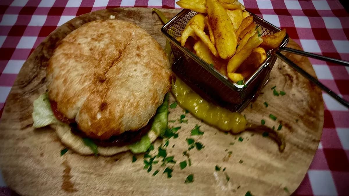 Bárka Burger sültburgonyával