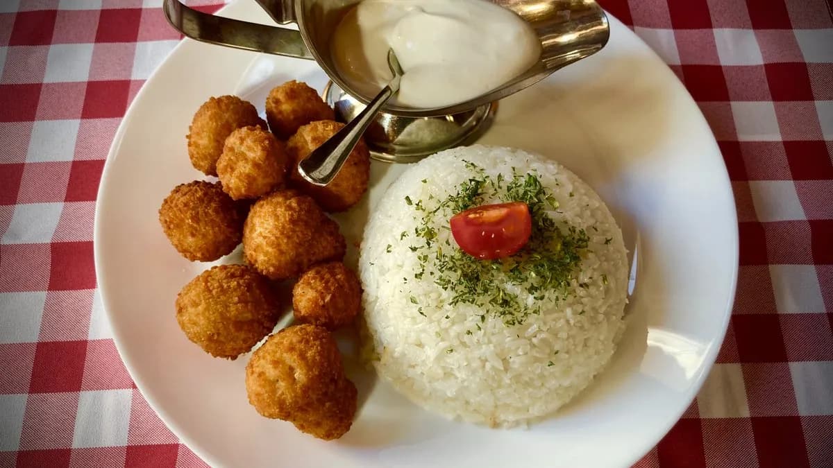 Rántott gombafejek rizzsel, tartármártás