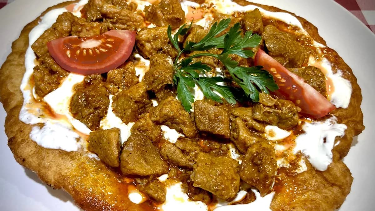 Lángoson tálalt tarkamarha pörkölt