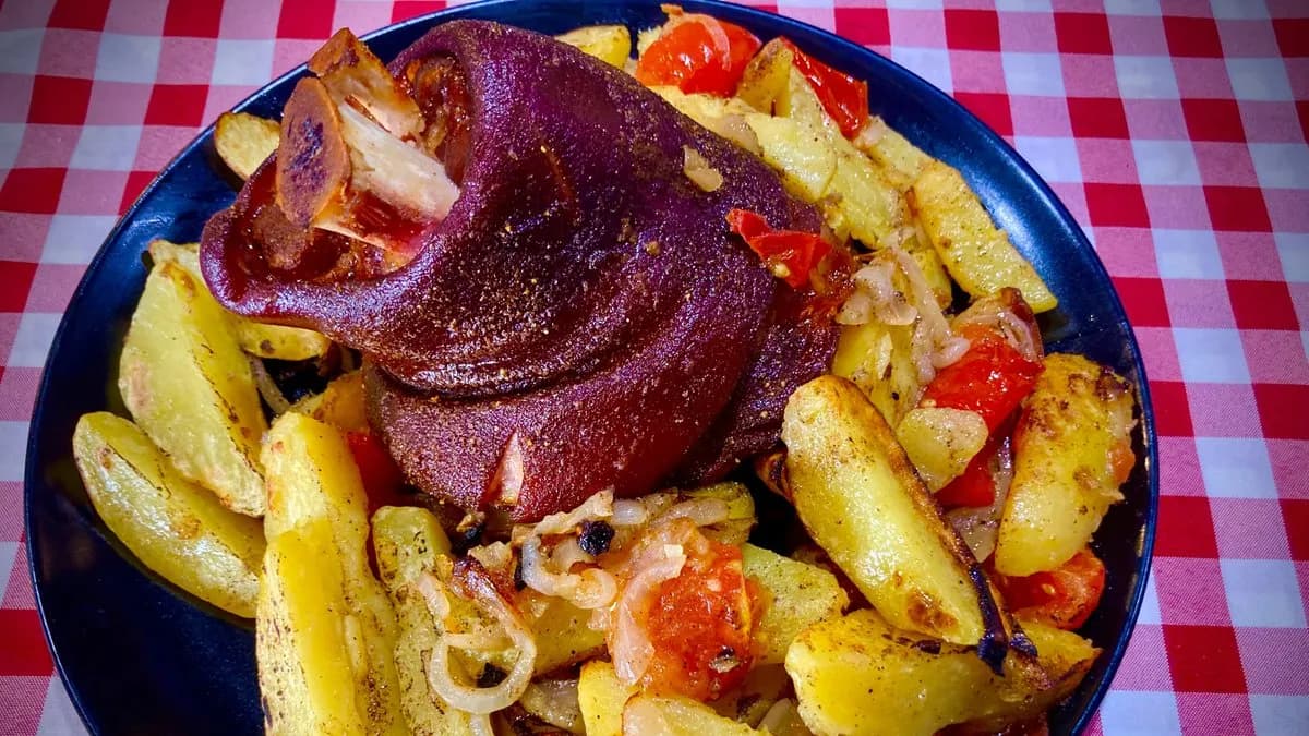 "A ház specialitása" sült sertéscsülök tepsis burgonyával