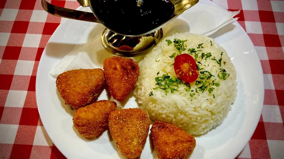 Rántott camembert rizzsel, áfonyalekvárral