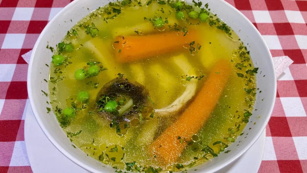 Újházi tyúkhúsleves gazdagon csigatésztával