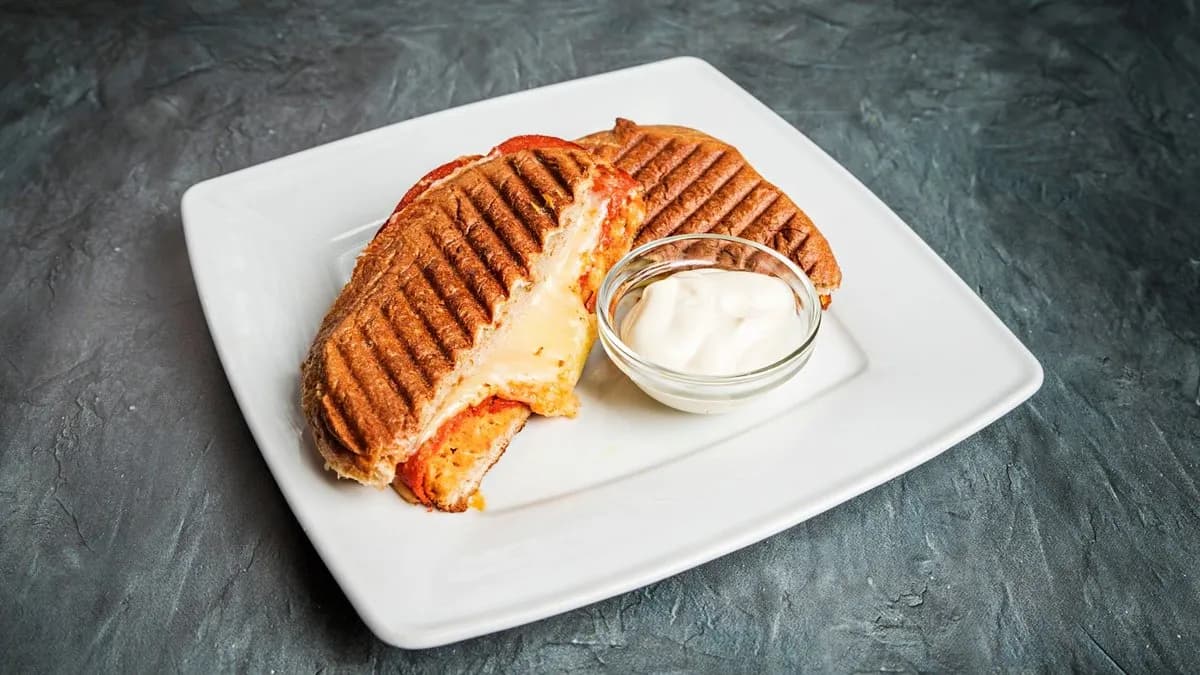 Szalámis-sajtos melegszendvics