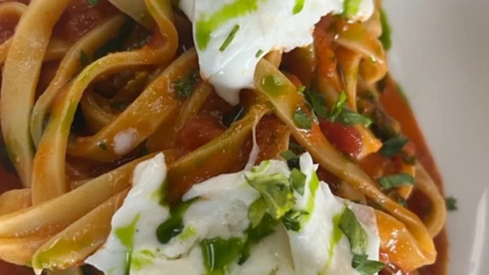 Paradicsomos, bazsalikomos, mozzarellás tészta