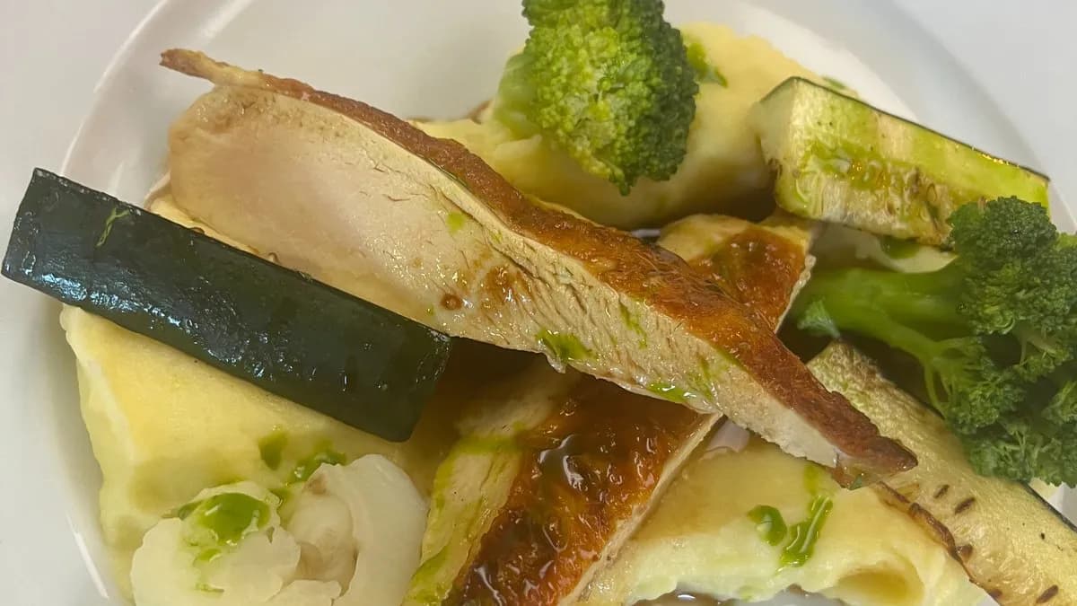 Bőrös csirke, párolt zöldség, püré