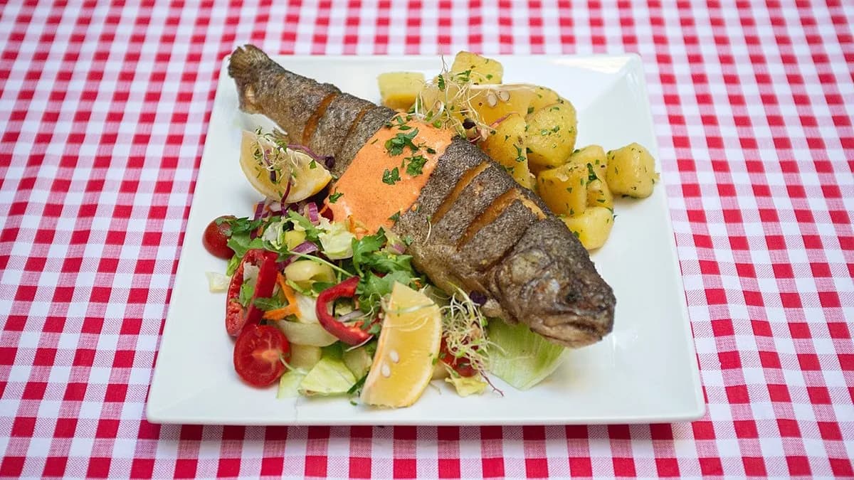 Egészben sült pisztráng