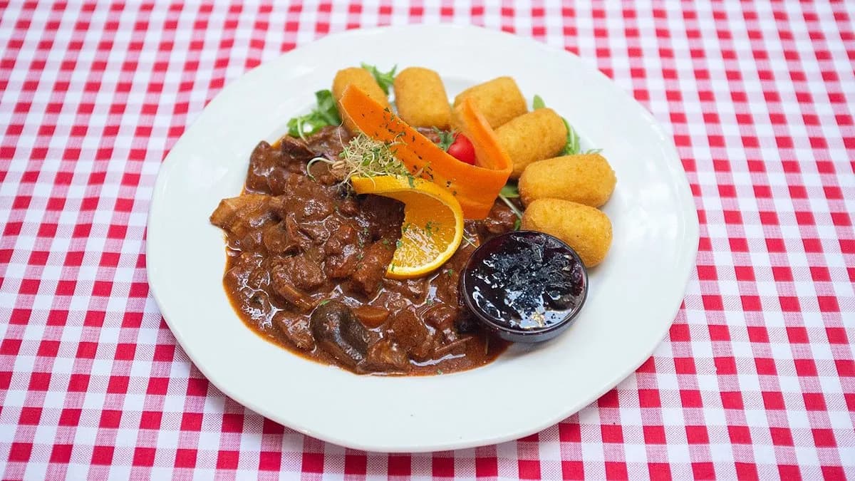 Vörösboros-erdei gombás vaddisznópörkölt