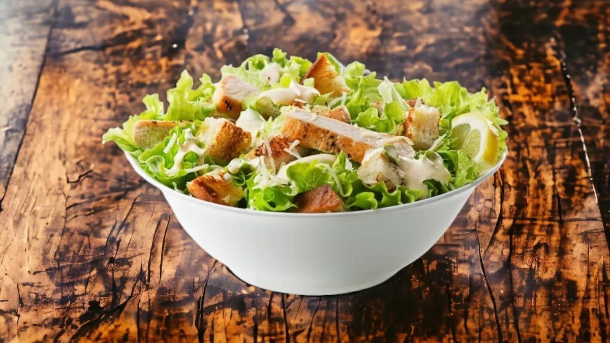 Insalatone Caesar csirkemellel