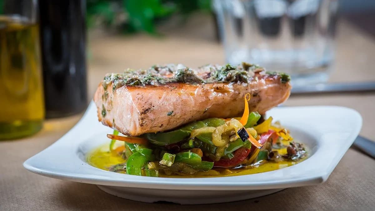 Salmon con verduras salteadas