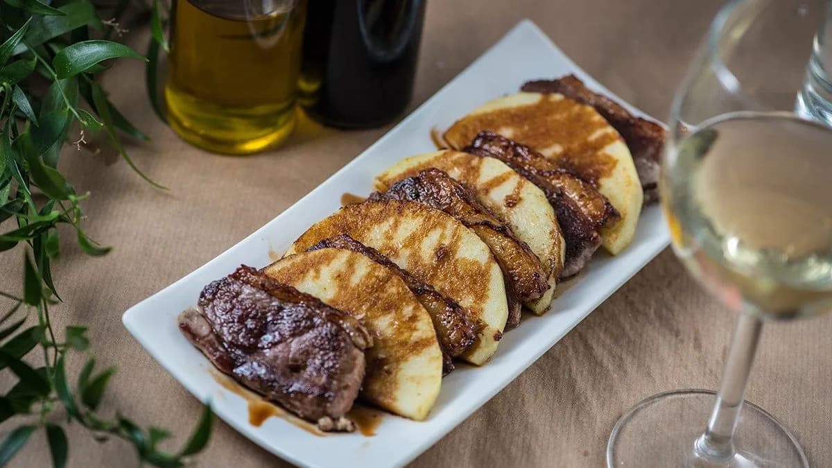 Pechuga de pato y manzana  a la plancha con salsa de fruitos