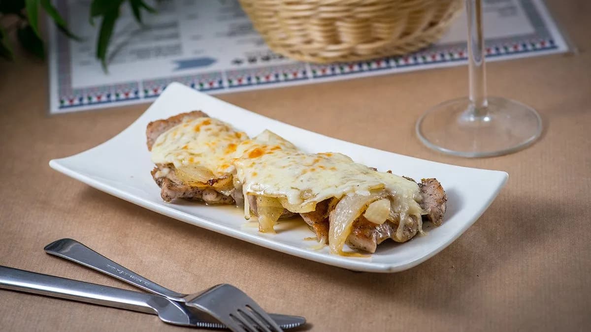 Solomillo de cerdo con cebolla y manchego curado