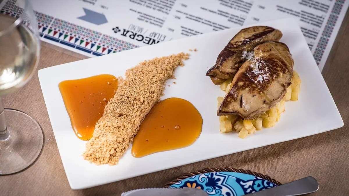 Foie de pato a la plancha sobre manzana con caramelo de vino blanco