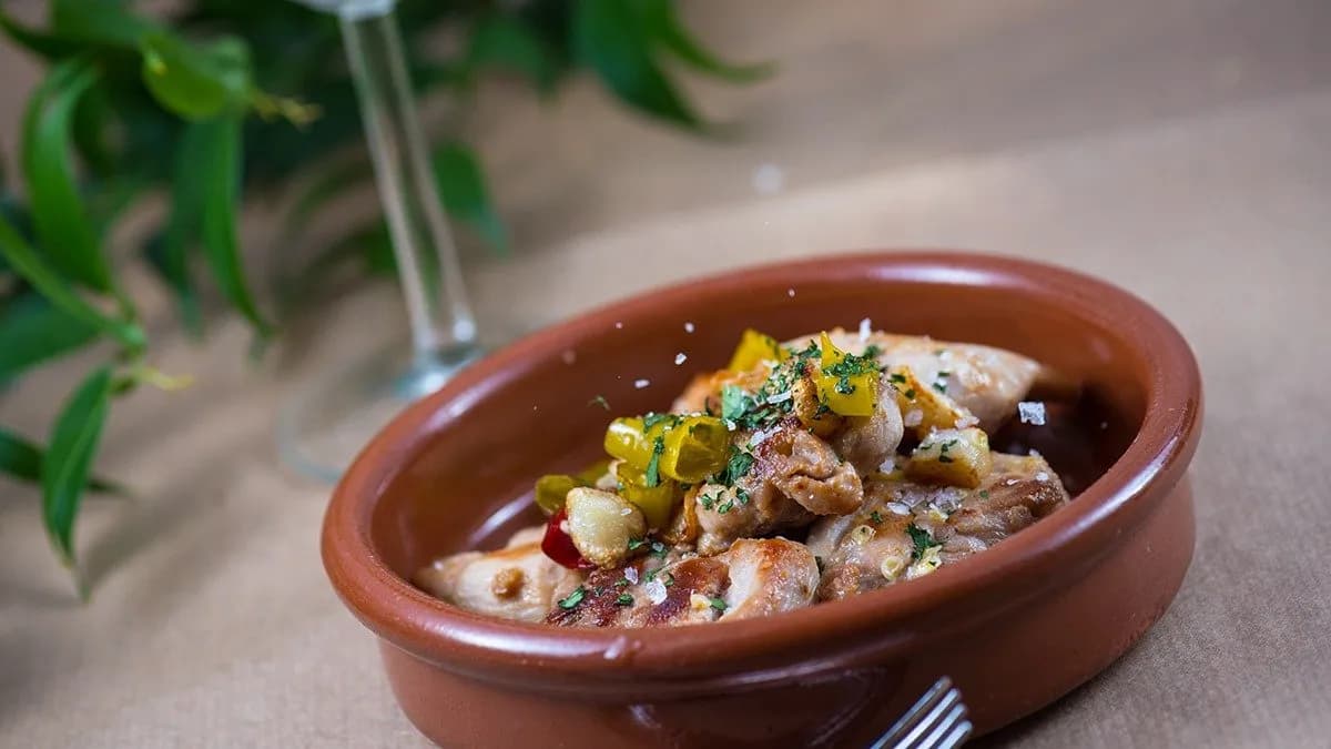 Pollo al ajillo y guindilla