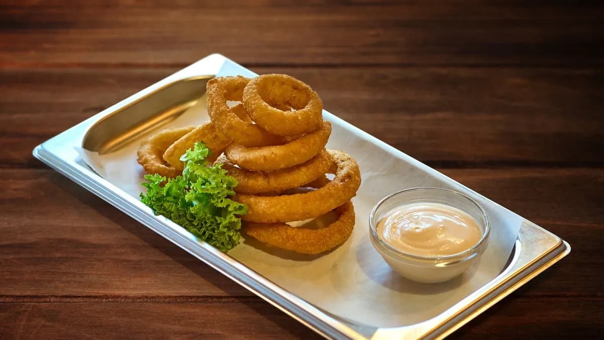 Hagymakarika fűszeres tejföllel