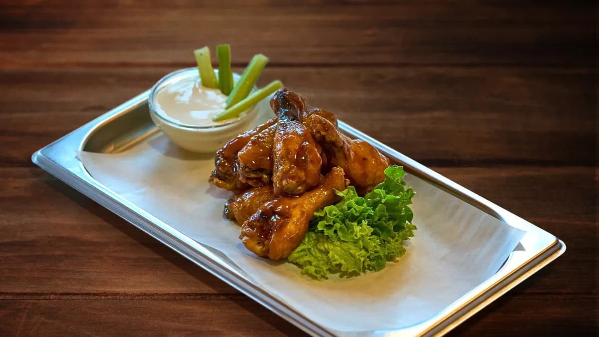 BBQ Csirkeszárnyak 8db, kéksajt mártással, angol zellerrel