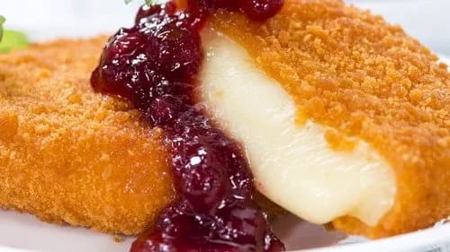 Camembert rántva áfonyával, választható körettel