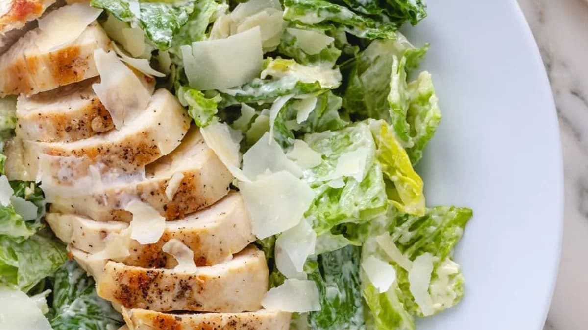 Szilvakék Cézár saláta csirkével