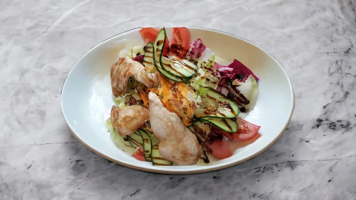 Mézes csirkemell, kevert salátával