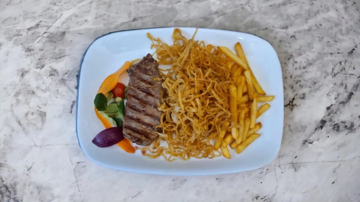 Hagymásrostélyos hátszínből, hasábburgonya