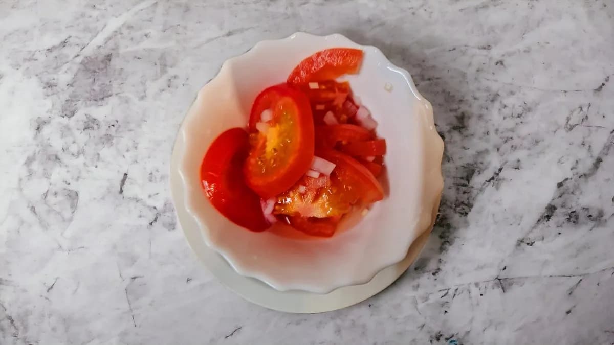 Hagymás paradicsom saláta