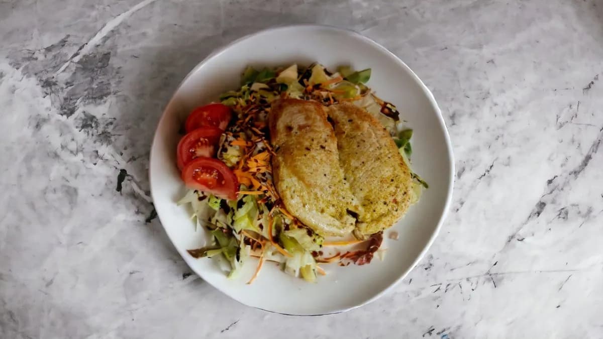 Finom fűszerekben grillezett jércemell, kevert salátával