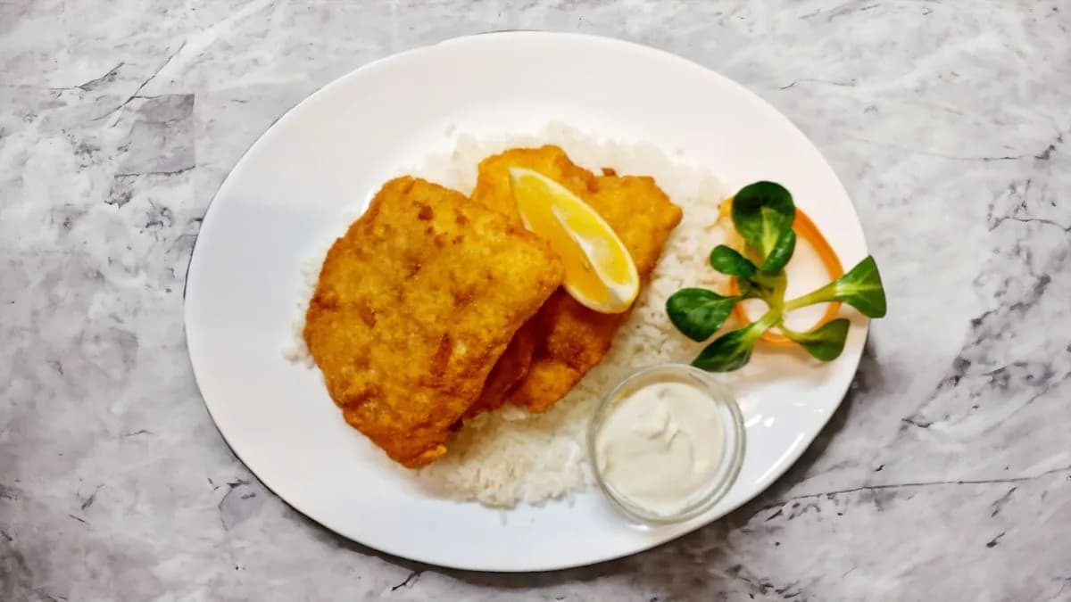 Alaszkai tőkehalfilé rántva, rizs, tartár