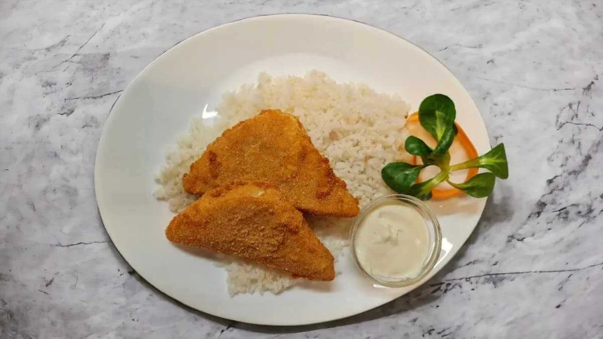 Trapista sajt rántva, rizzsel, tartárral