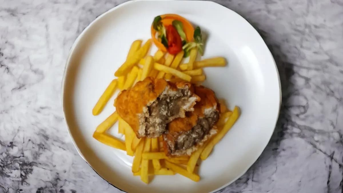 Konyakos kacsamáj töltelékkel töltött csirkemell filé rántva, hasábburgonyával