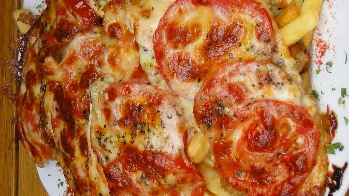 Bazsalikomos mozarellás csirke, héjas steak burgonya (normál) 20-22 dkg hússal