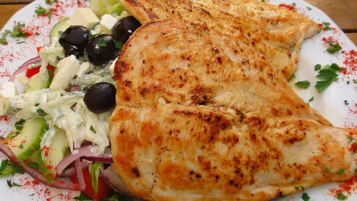 Pirított csirkemell görög salátával (XXL) 28-30 dkg hússal