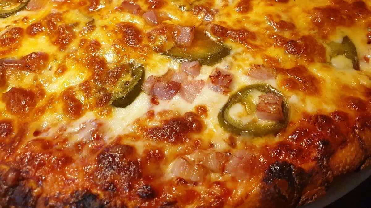Jalapeños-baconos pizza🌶