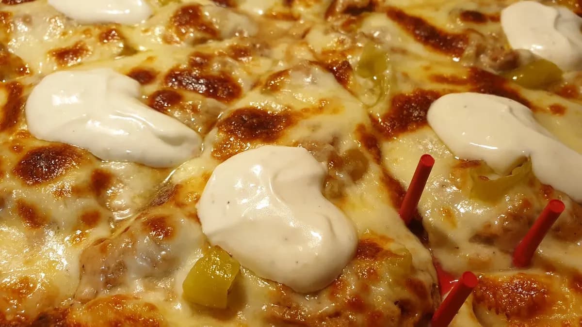 Fokhagymás tejfölös pizza