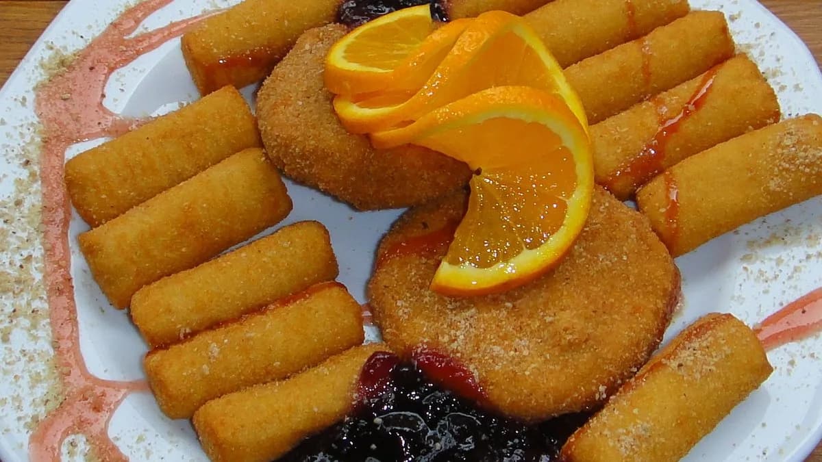 Rántott Camembert áfonyával, krokettel