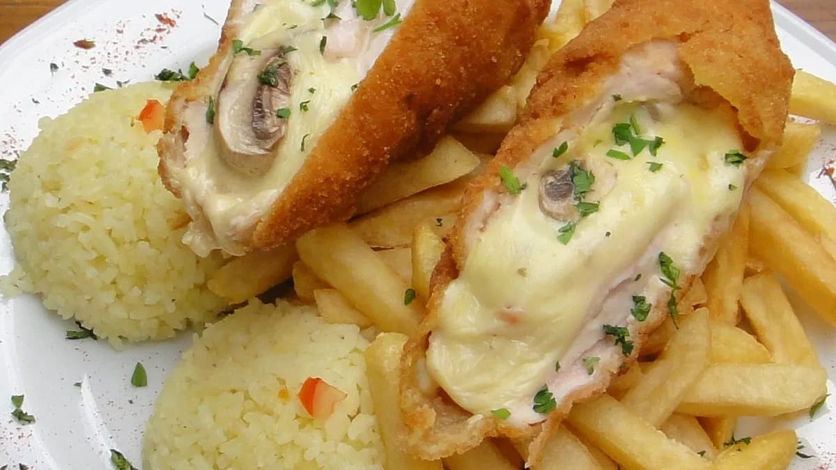 Gombával-sajttal töltött csirke, vegyes körettel (XXL) 28-30 dkg hússal