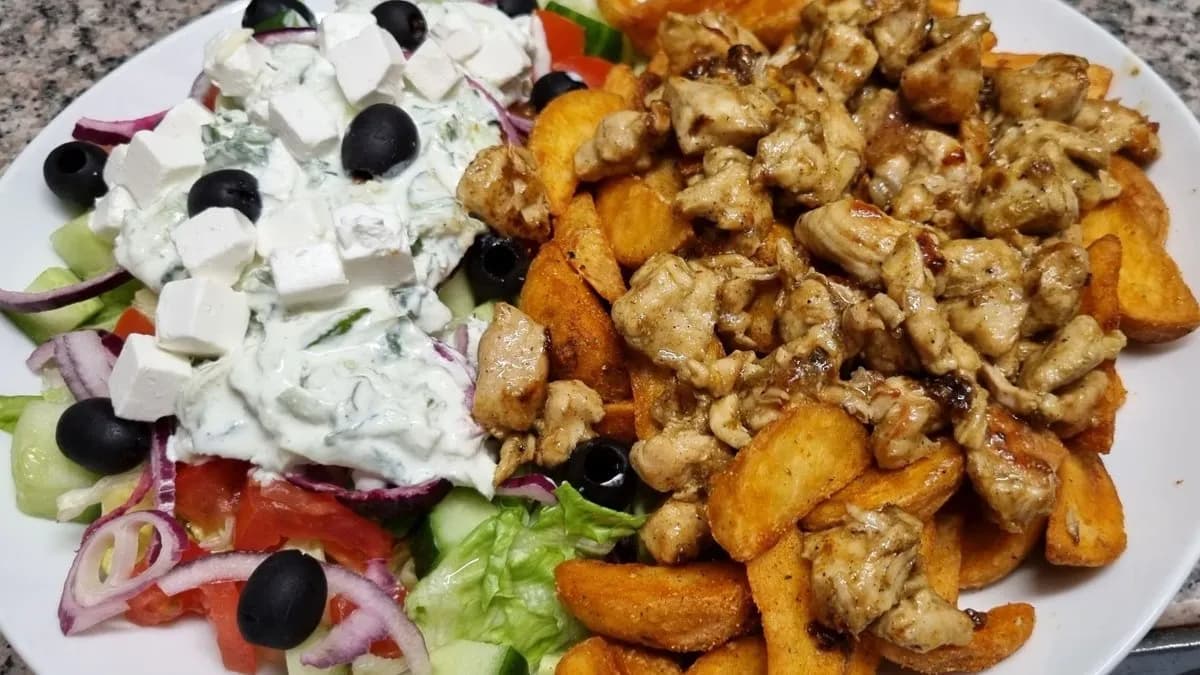 Csirke gyros tál, görög salátával, héjas steak burgonya