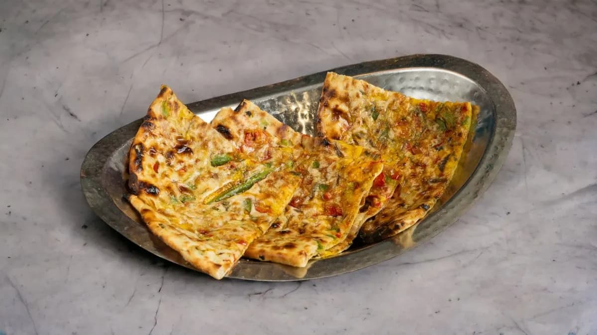 111. Masala Naan(Házi kenyér, tetején fűszeres paradicsom és hagyma)