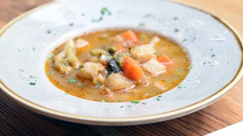 Olasz zöldségleves pizzakenyérrel