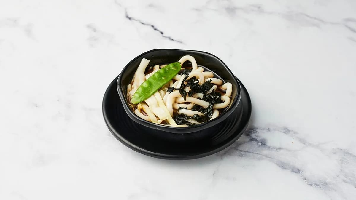 Zöldséges udontészta leves