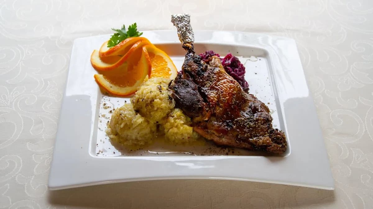 Konfitált kacsacomb hagymás tört burgonyával, lila káposztával, alma kompóttal