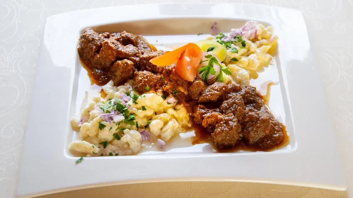 Vörösboros marhapörkölt túrós csuszával