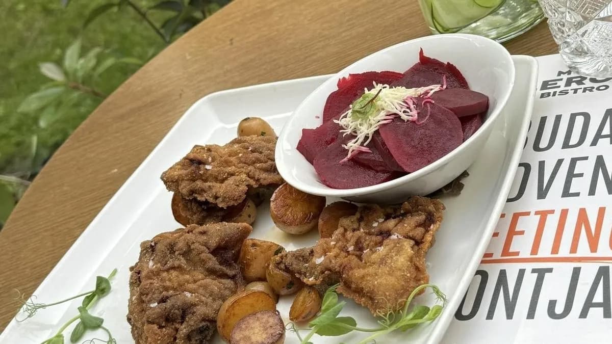 Rántott borjúmáj tormás céklával és fűszervajban pirított parázsburgonyával