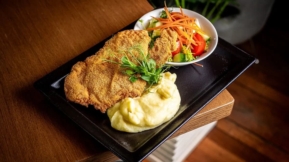 Fűszeres tejfölben pácolt csirkemell rántva