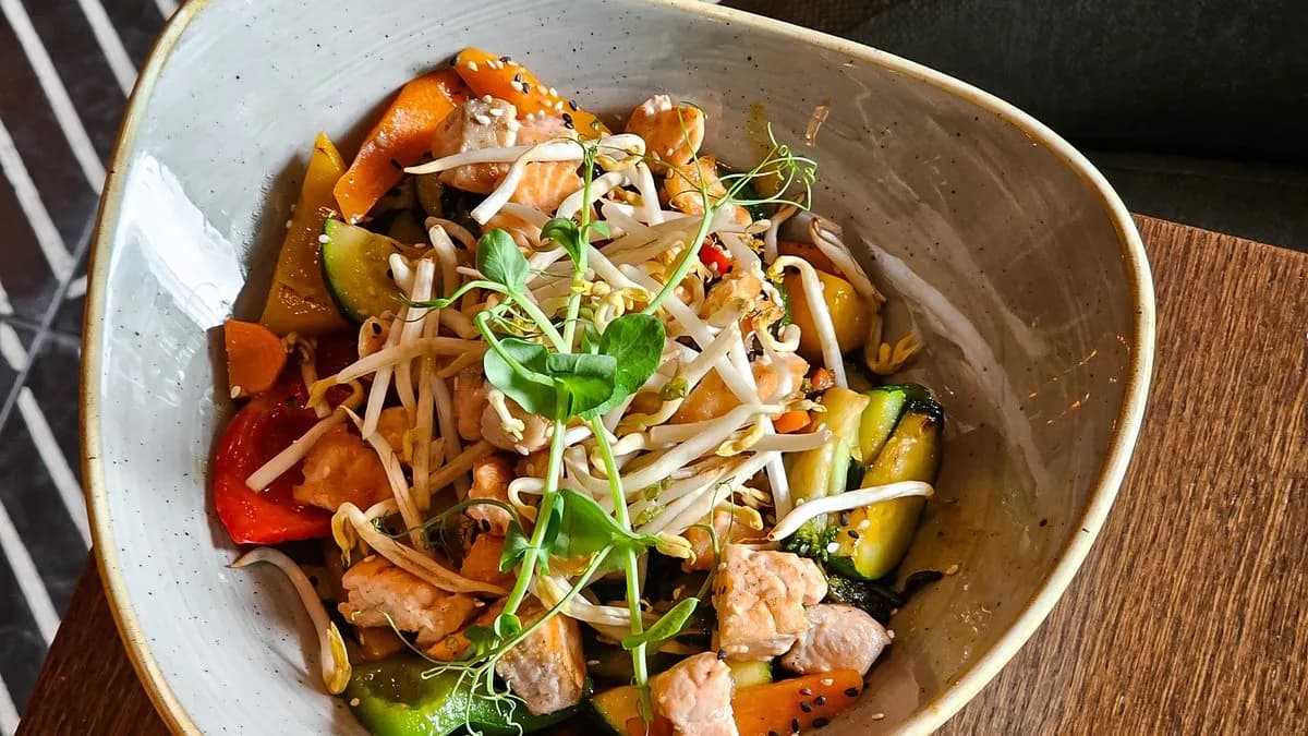 Wokban sült szezámos lazacfalatok, chilis mangós zöldségekkel