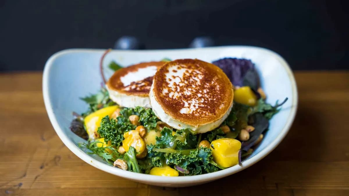 Francia grillezett kecske camembert saláta