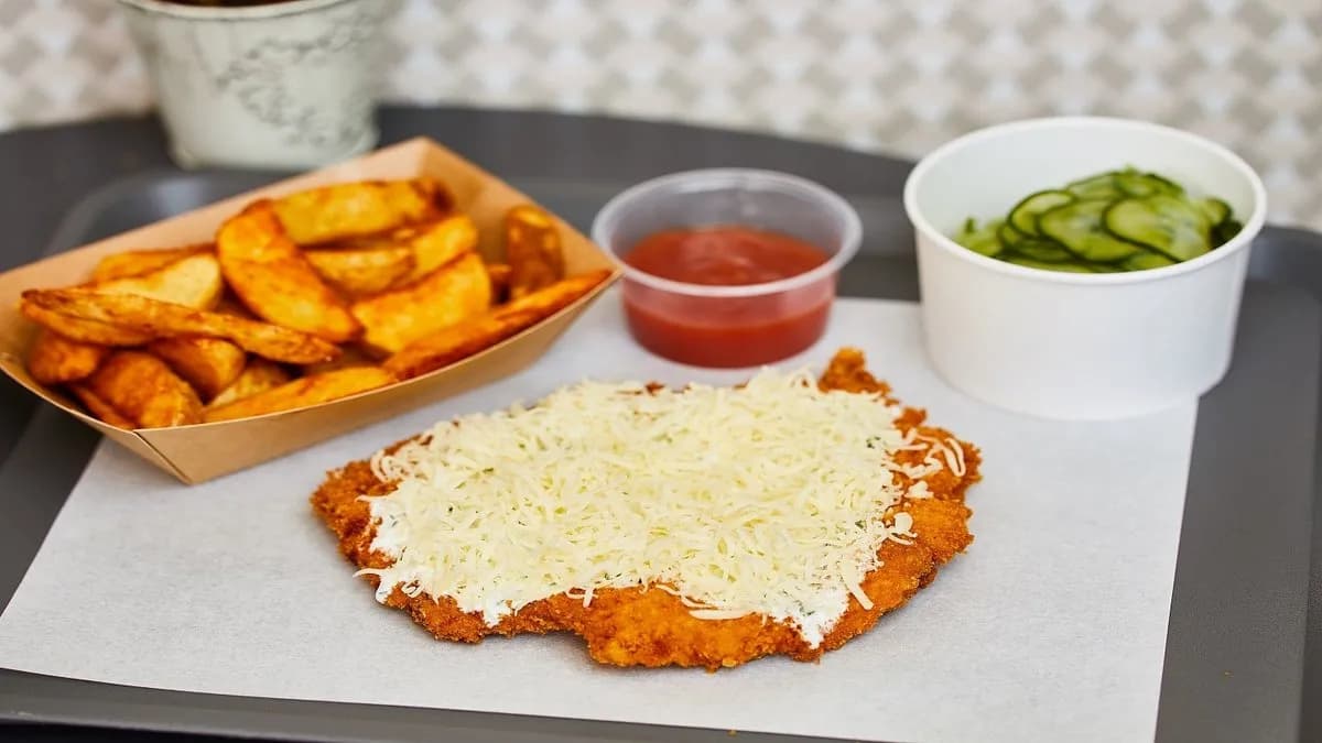 Rántott sertéskaraj, tejföllel, sajttal