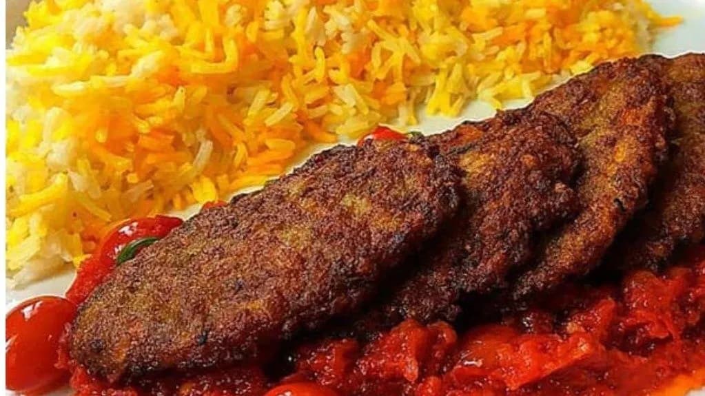 Kotlet with rice and tomato sauce