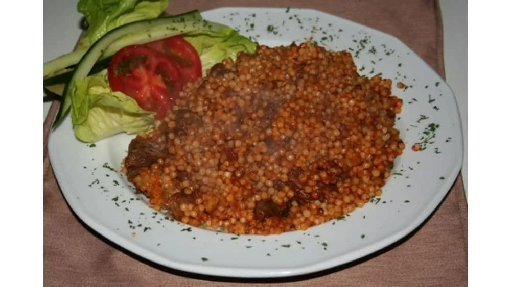 Tarhonyás hús (marhahúsból)