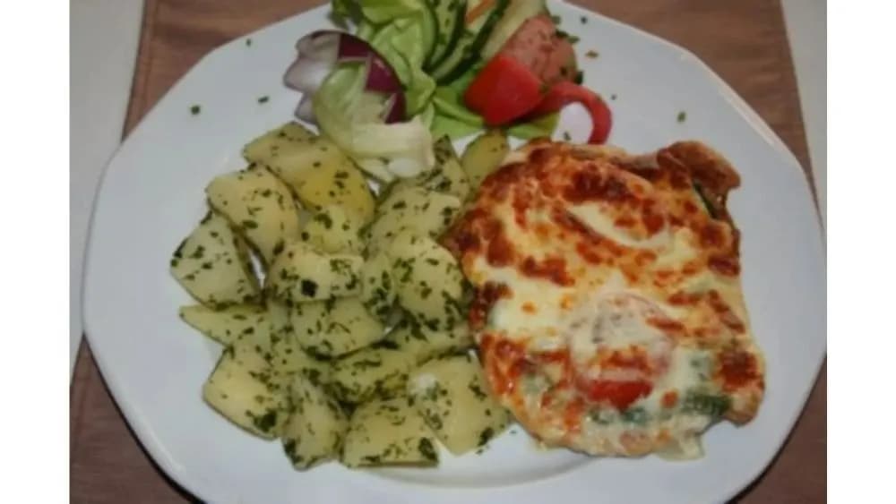 Pirított csirkemell paradicsomkarikával, leveles spenóttal, mozzarella sajttal