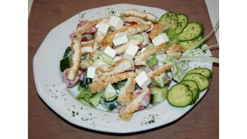 Joghurtos szezámmagos csirkesaláta fetával